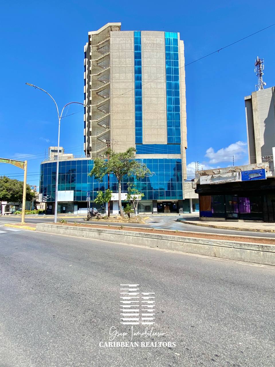 En Venta Hotel Blue Lion Para Remodelar, Ubicado En La Avenida 4 De Mayo