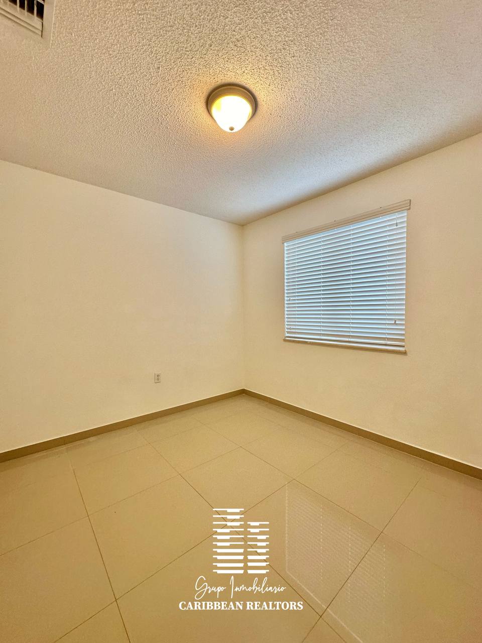 El Alquiler Acogedor Town House, Ubicado En El Conjunto Residencial Porlamar Villas