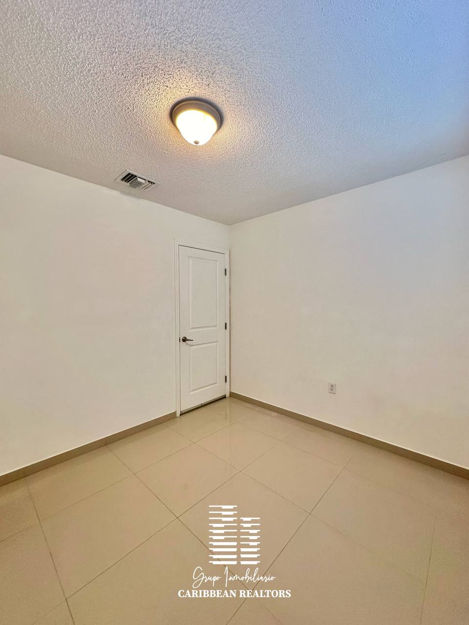 El Alquiler Acogedor Town House, Ubicado En El Conjunto Residencial Porlamar Villas