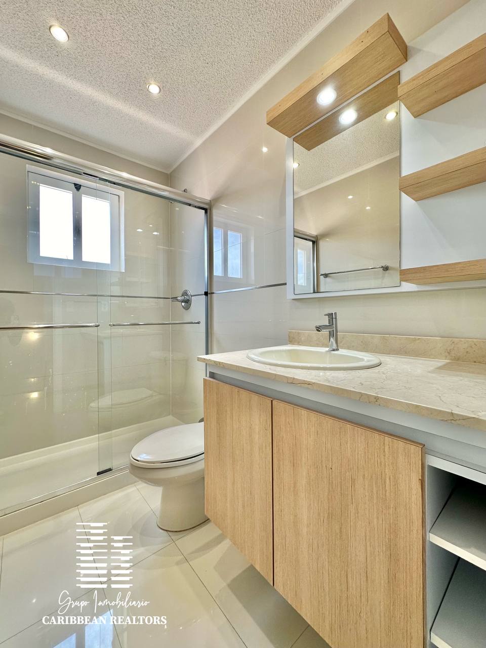 En Alquiler Acogedor Town House Ubicado En El Conjunto Porlamar Villas