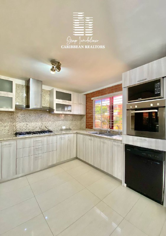 EN VENTA ESPACIOSO TOWN HOUSE EN EL CONJ RESD VIRGEN DEL VALLE 