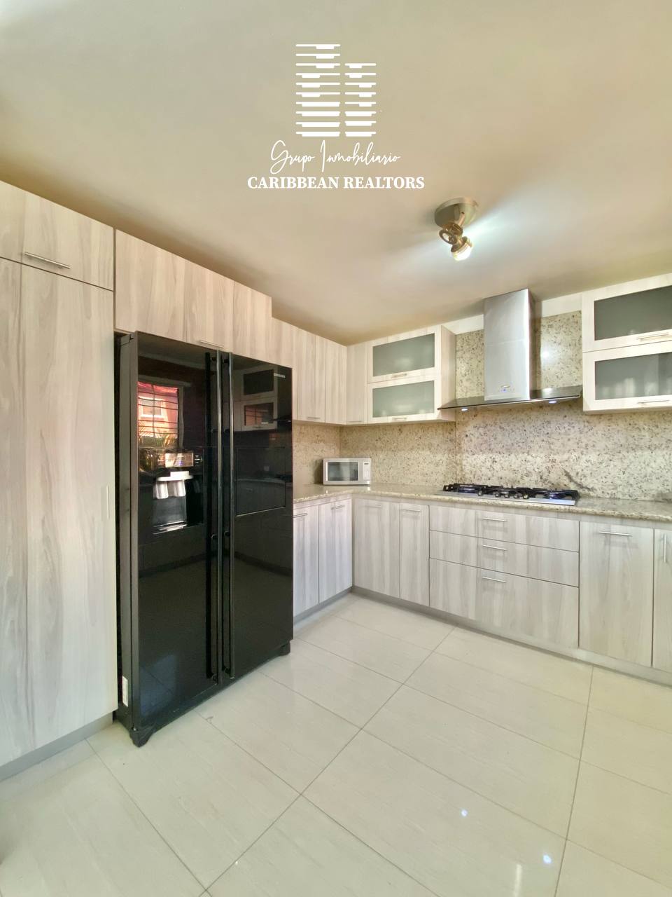 EN VENTA ESPACIOSO TOWN HOUSE EN EL CONJ RESD VIRGEN DEL VALLE 