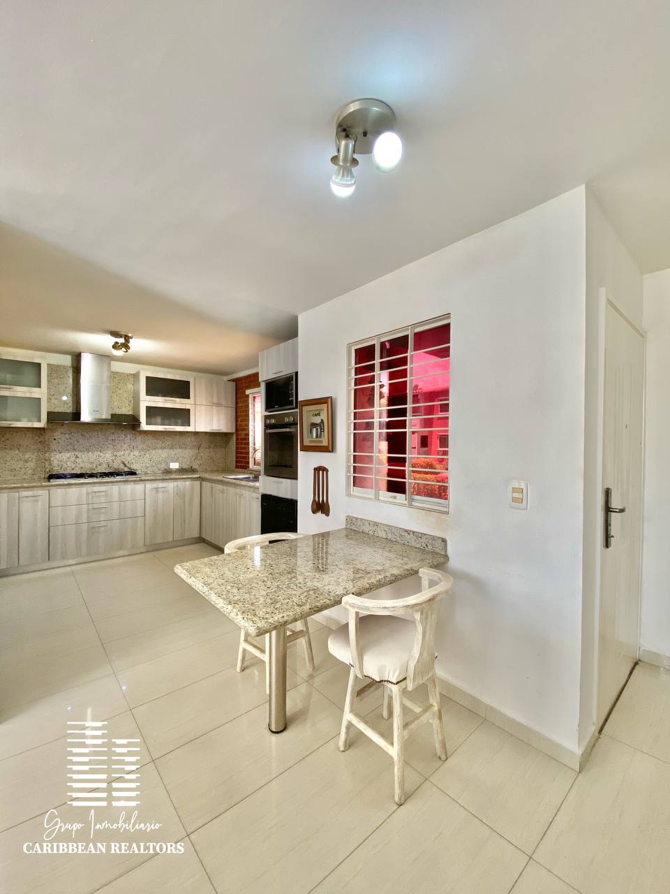 EN VENTA ESPACIOSO TOWN HOUSE EN EL CONJ RESD VIRGEN DEL VALLE 