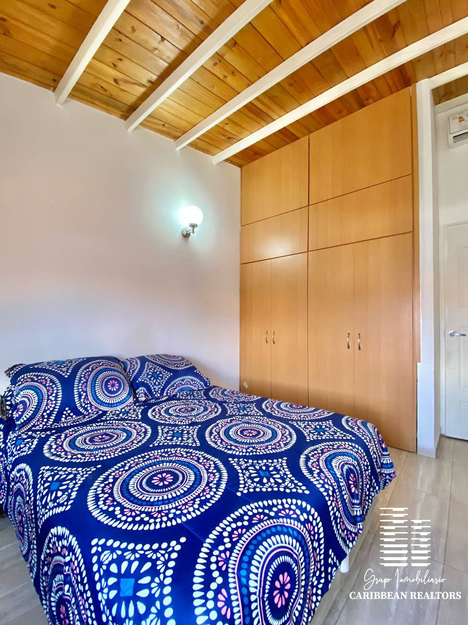 EN VENTA ESPACIOSO TOWN HOUSE EN EL CONJ RESD VIRGEN DEL VALLE 