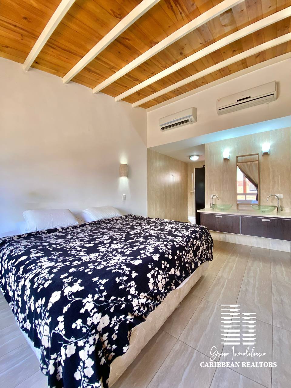 EN VENTA ESPACIOSO TOWN HOUSE EN EL CONJ RESD VIRGEN DEL VALLE 