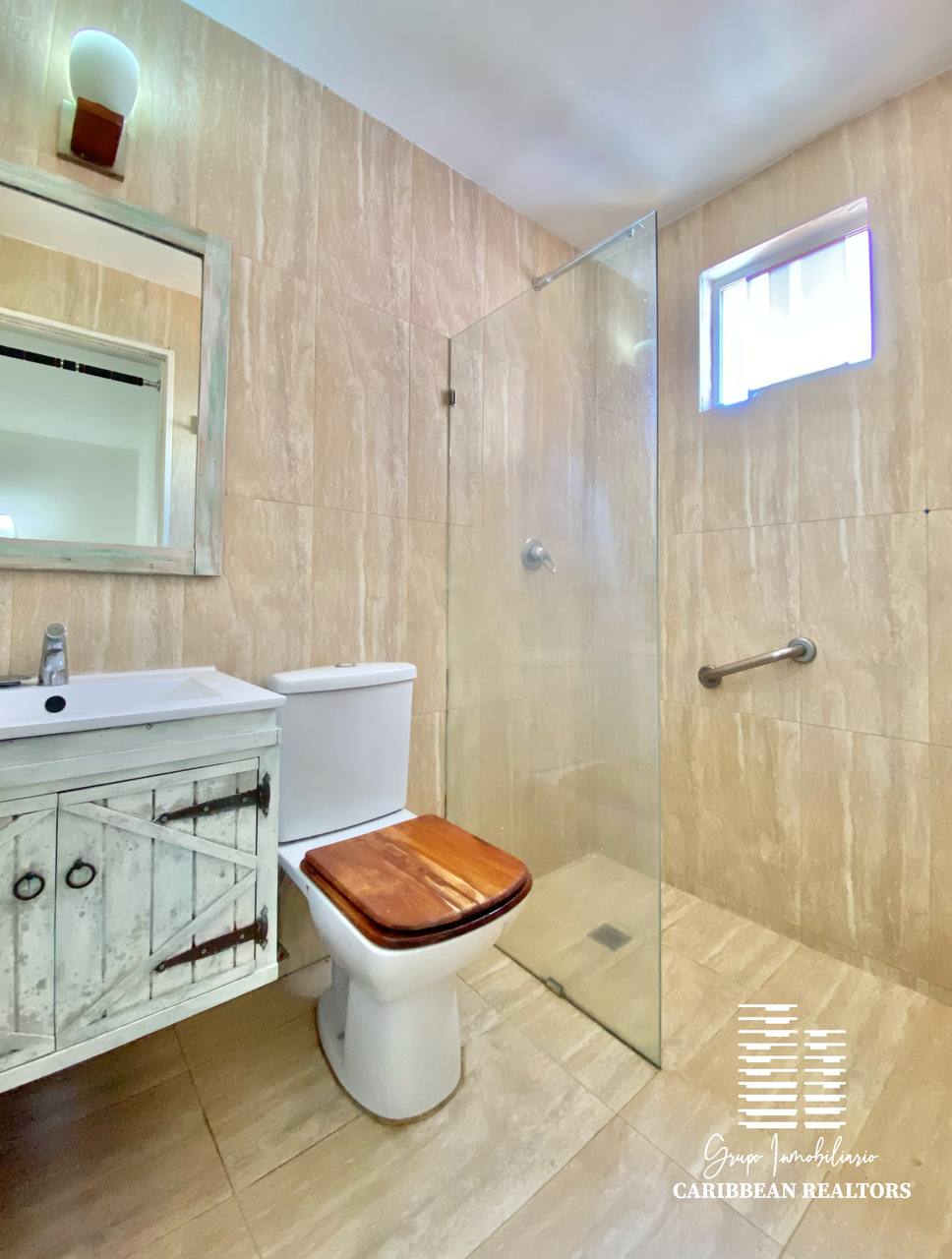EN VENTA ESPACIOSO TOWN HOUSE EN EL CONJ RESD VIRGEN DEL VALLE 