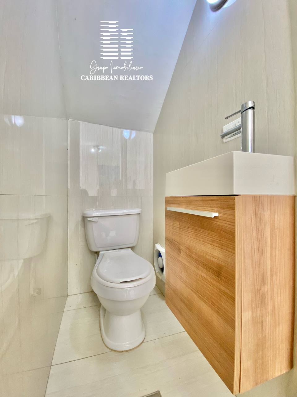 EN VENTA ESPACIOSO TOWN HOUSE EN EL CONJ RESD VIRGEN DEL VALLE 