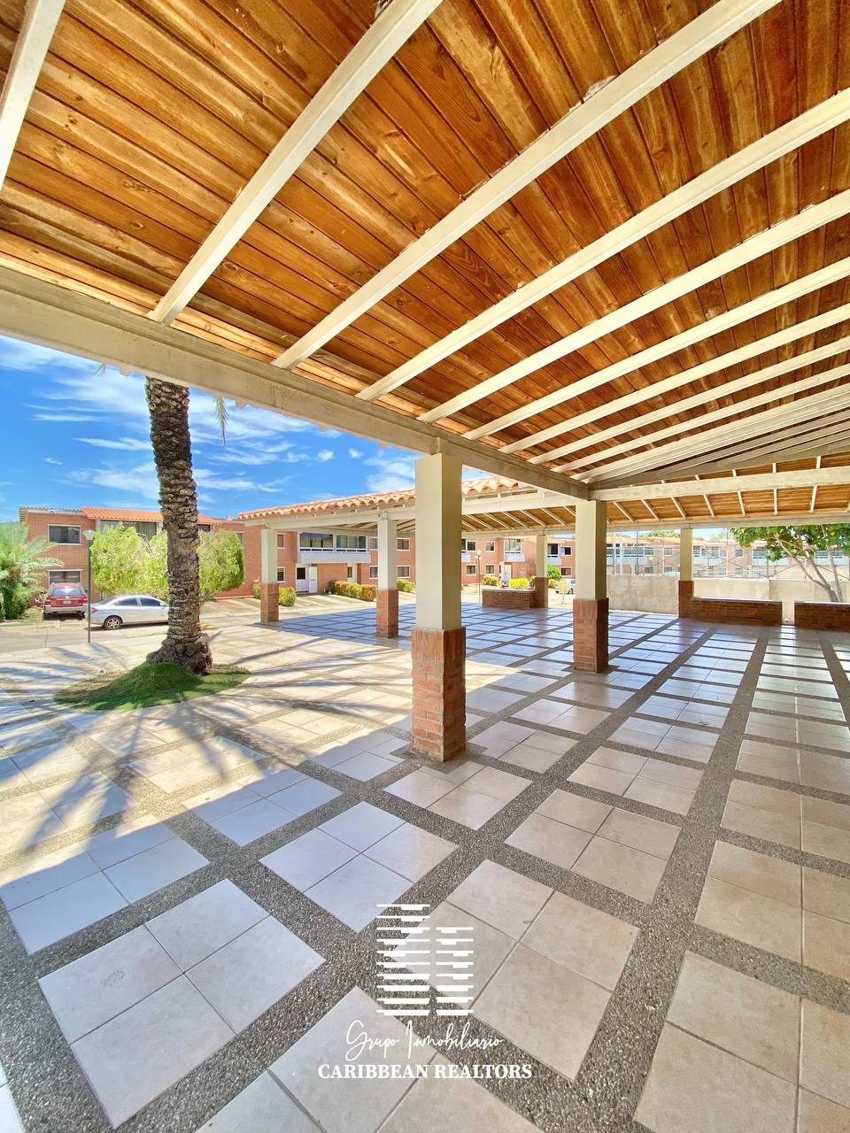 EN VENTA ESPACIOSO TOWN HOUSE EN EL CONJ RESD VIRGEN DEL VALLE 