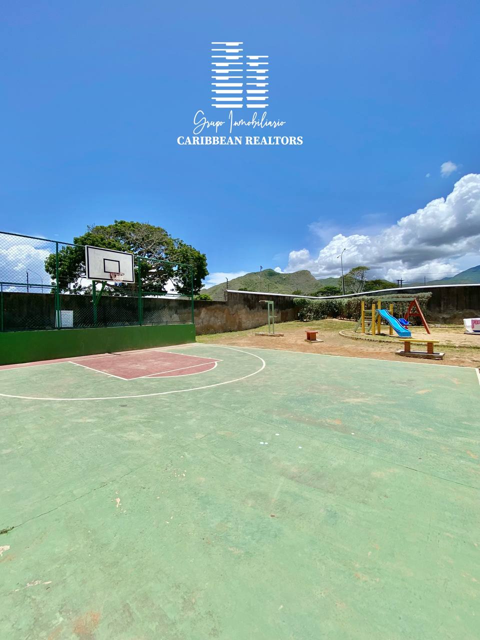EN VENTA ESPACIOSO TOWN HOUSE EN EL CONJ RESD VIRGEN DEL VALLE 