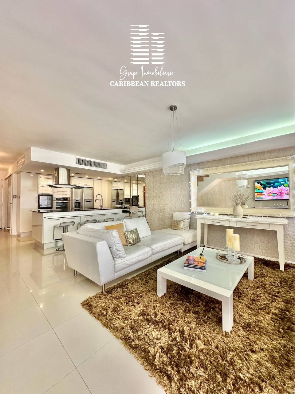 EN ALQUILER MODERNO TOWN HOUSE EN EL CONJ RESD. PLAZA REAL. PLAYA MORENO