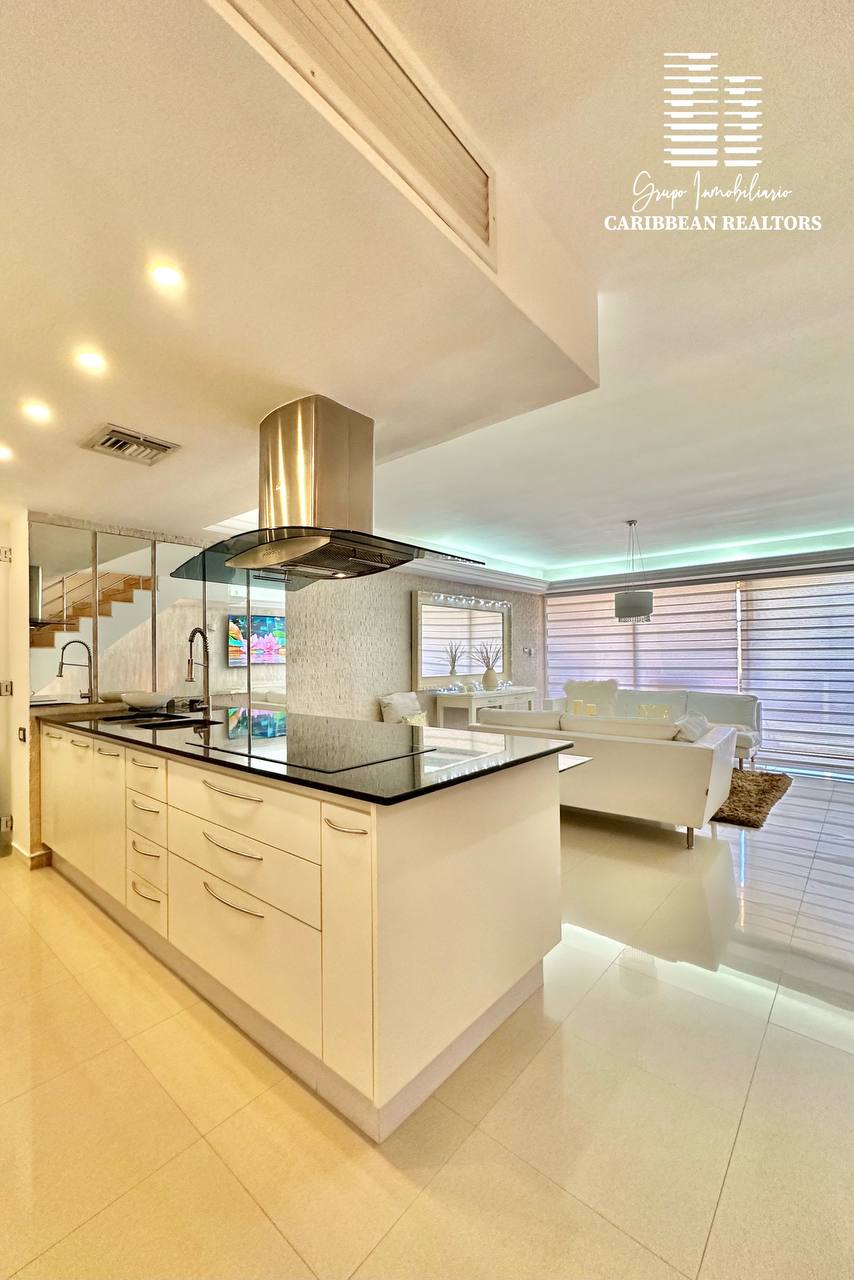 EN ALQUILER MODERNO TOWN HOUSE EN EL CONJ RESD. PLAZA REAL. PLAYA MORENO