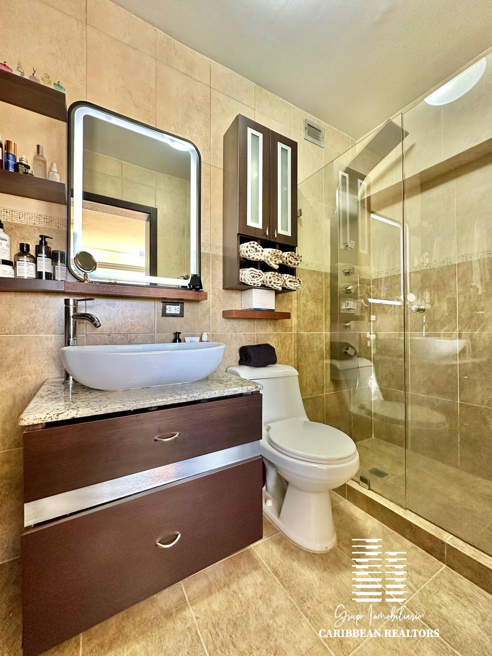 EN ALQUILER MODERNO TOWN HOUSE EN EL CONJ RESD. PLAZA REAL. PLAYA MORENO