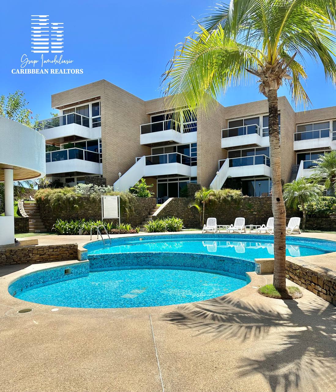 EN ALQUILER MODERNO TOWN HOUSE EN EL CONJ RESD. PLAZA REAL. PLAYA MORENO