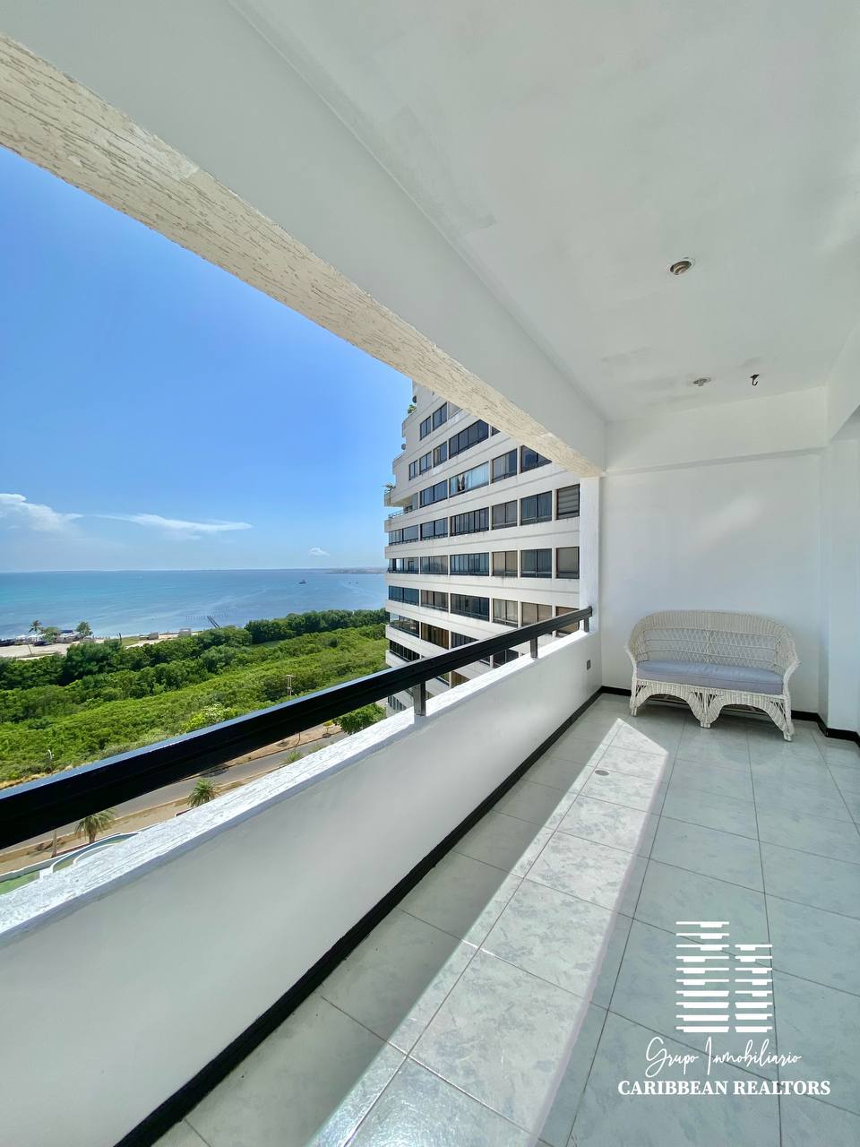 EN VENTA APARTAMENTO CON VISTA AL MAR EN  BAHIA DEL MORRO 