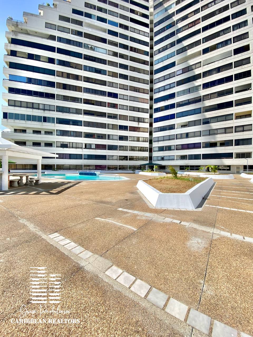 EN VENTA APARTAMENTO CON VISTA AL MAR EN  BAHIA DEL MORRO 