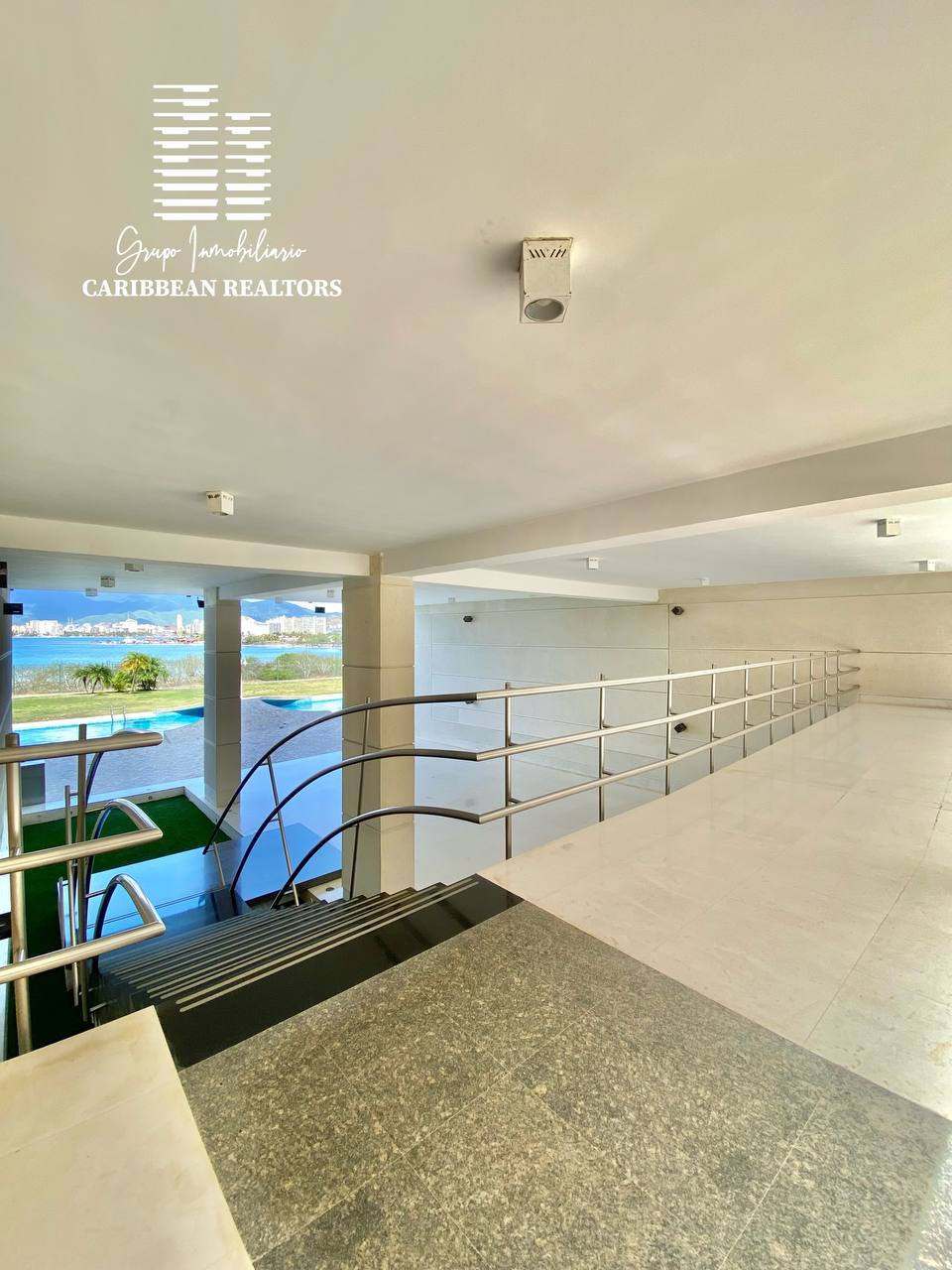 EN VENTA APARTAMENTO CON ESPECTACULAR VISTA AL MAR EN MORRO DE LA MAR II. AV RAUL LEONI