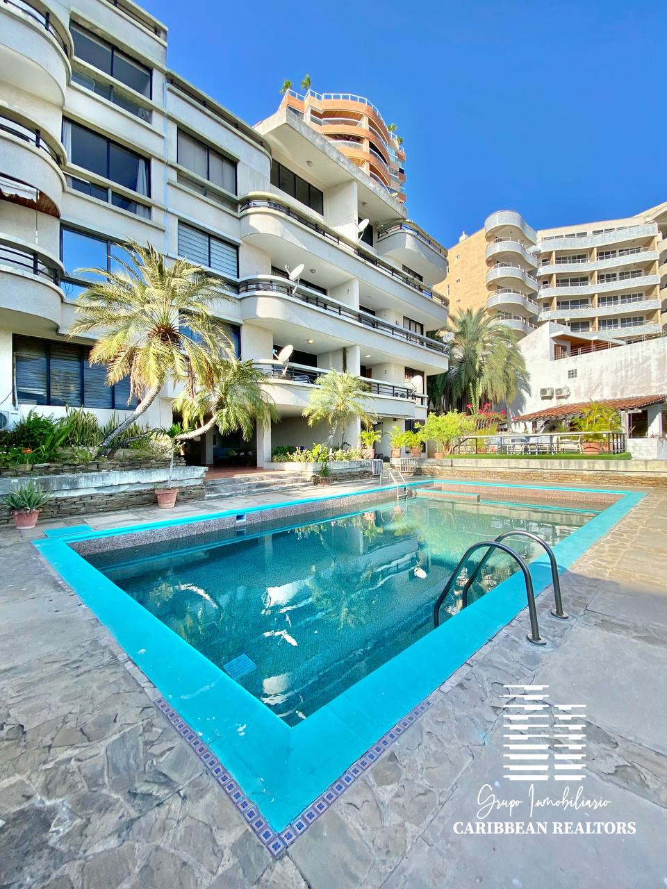EN VENTA APARTAMENTO CON VISTA AL MAR EN EL CONJ RESD LA BALANDRA. PAMPATAR