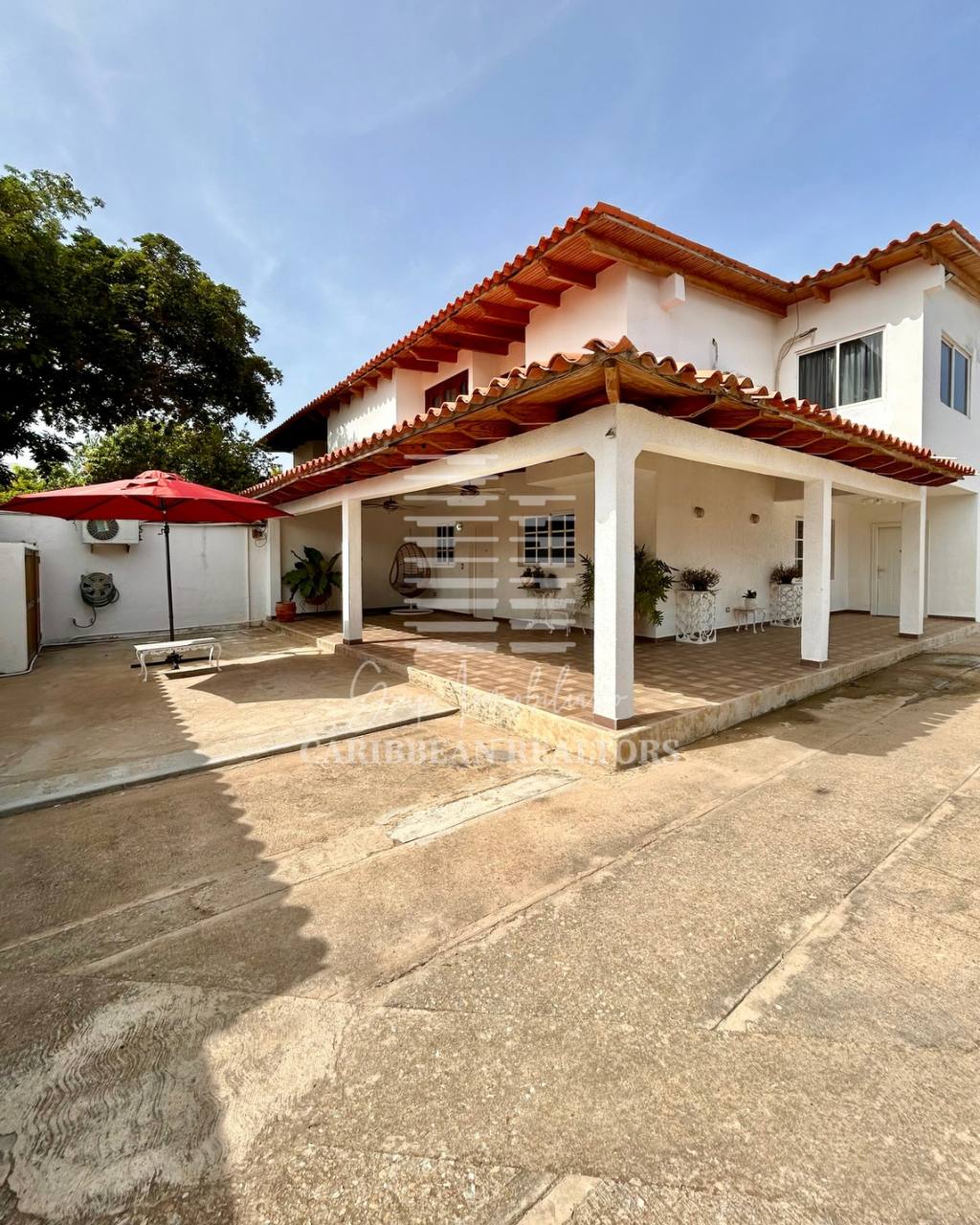 EN VENTA AMPLIA CASA EN LA URBANIZACION YAQUE ALTO COUNTRY CLUB. ATAMO SUR