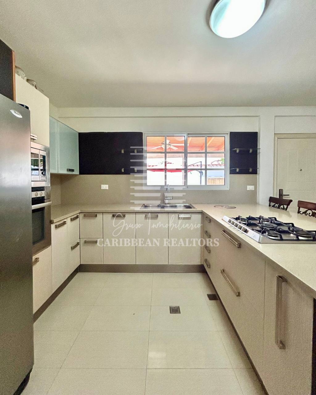 EN VENTA AMPLIA CASA EN LA URBANIZACION YAQUE ALTO COUNTRY CLUB. ATAMO SUR