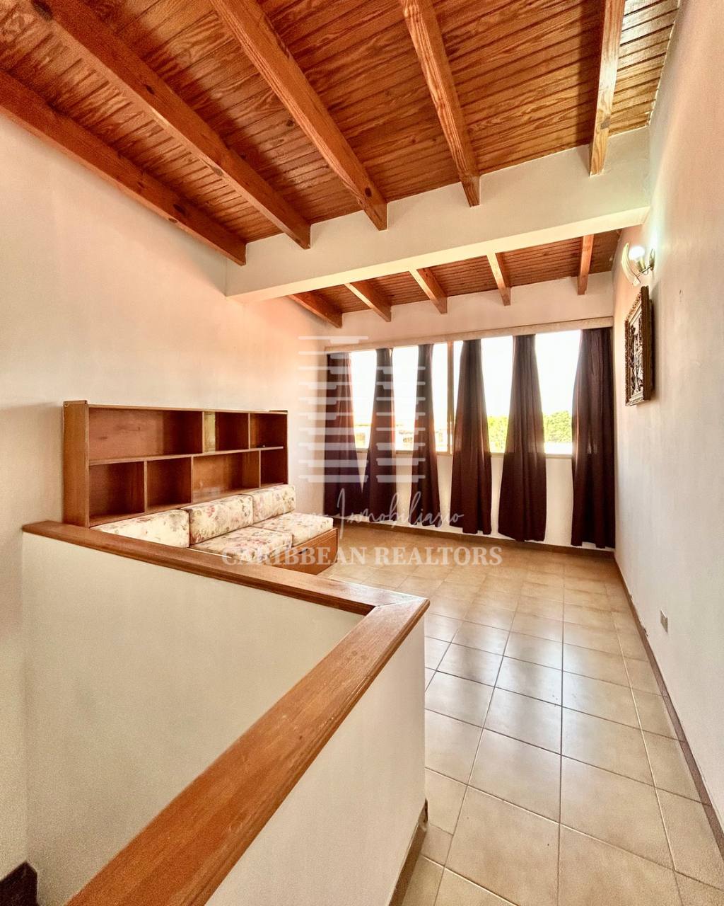 EN VENTA AMPLIA CASA EN LA URBANIZACION YAQUE ALTO COUNTRY CLUB. ATAMO SUR