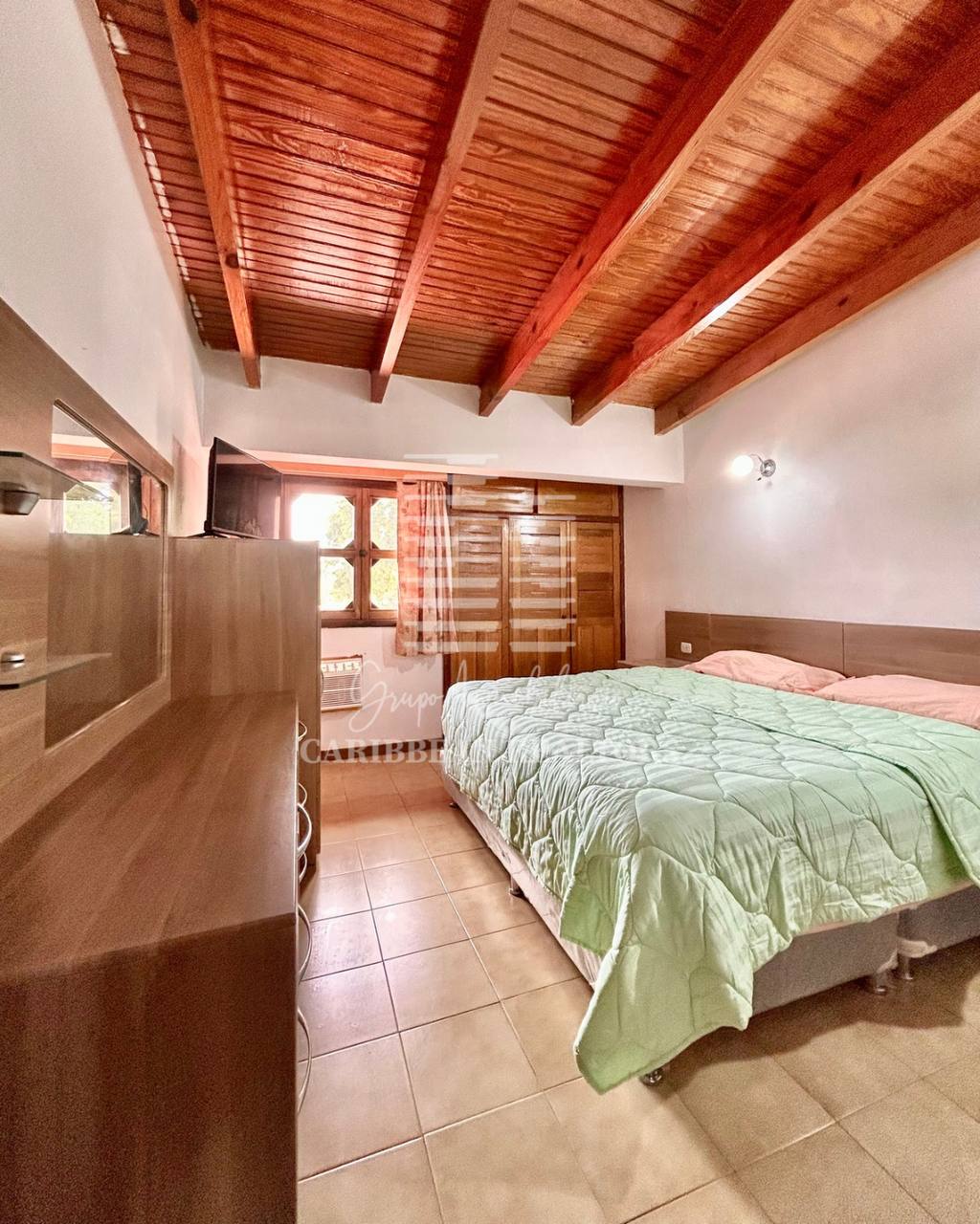 EN VENTA AMPLIA CASA EN LA URBANIZACION YAQUE ALTO COUNTRY CLUB. ATAMO SUR