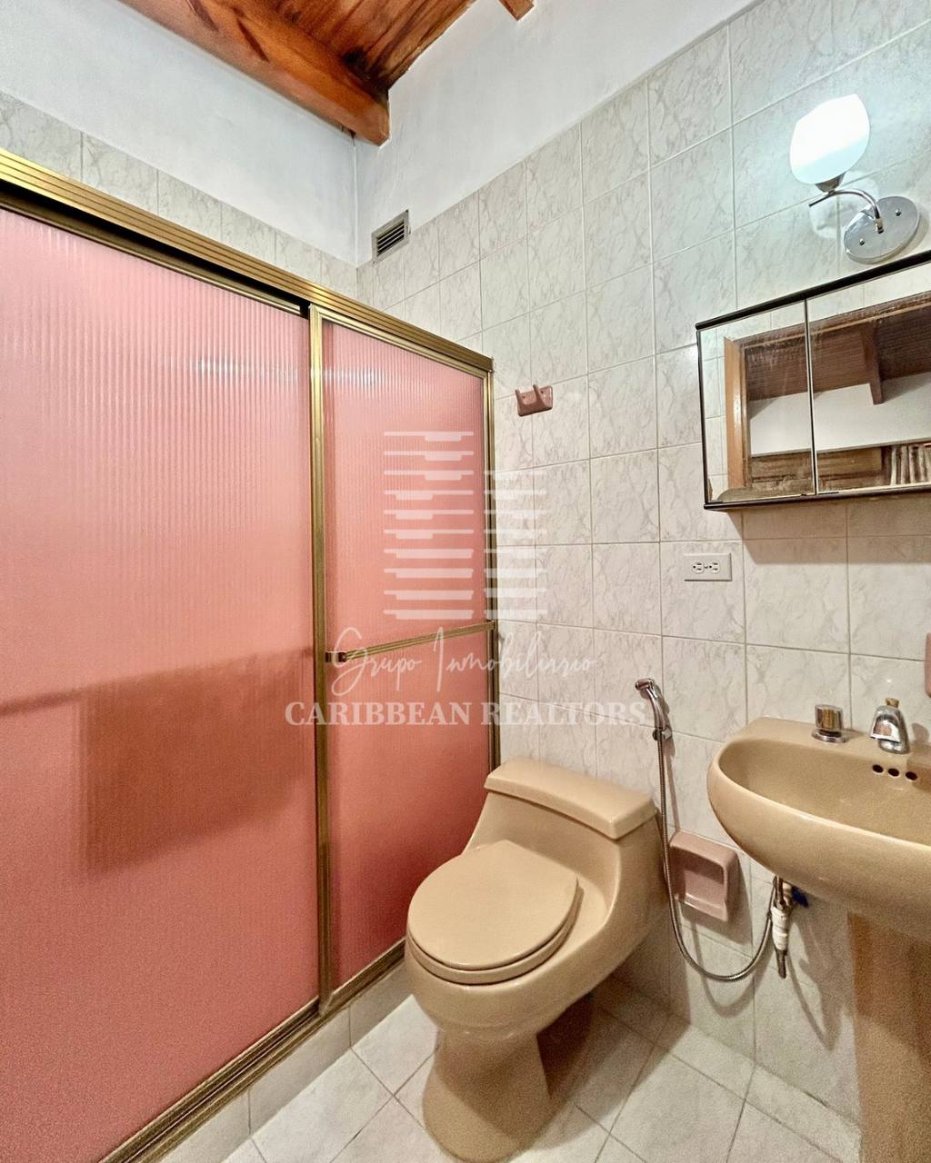 EN VENTA AMPLIA CASA EN LA URBANIZACION YAQUE ALTO COUNTRY CLUB. ATAMO SUR