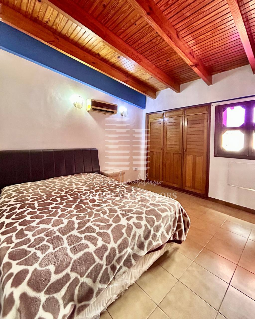 EN VENTA AMPLIA CASA EN LA URBANIZACION YAQUE ALTO COUNTRY CLUB. ATAMO SUR