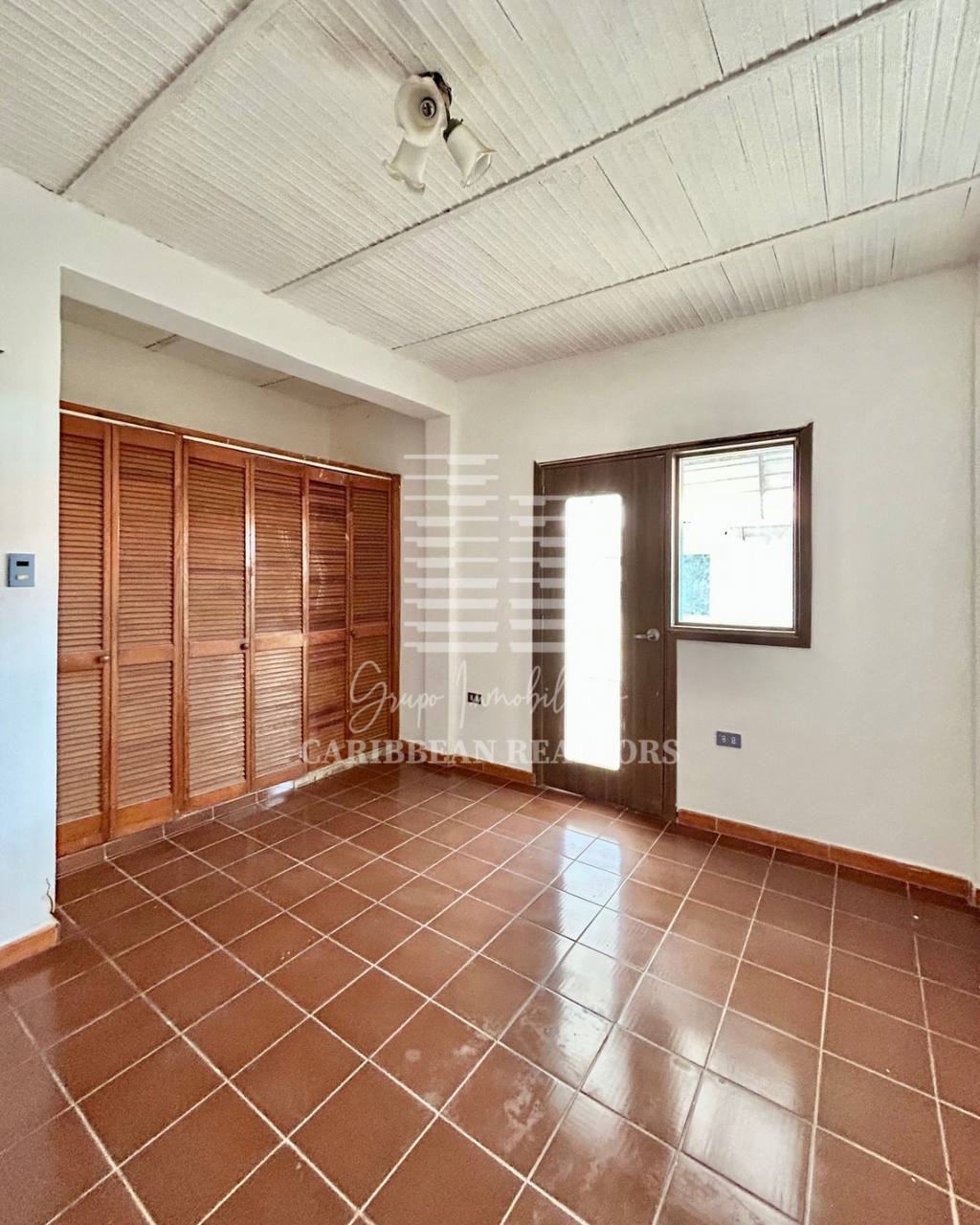 EN VENTA AMPLIA CASA EN LA URBANIZACION YAQUE ALTO COUNTRY CLUB. ATAMO SUR