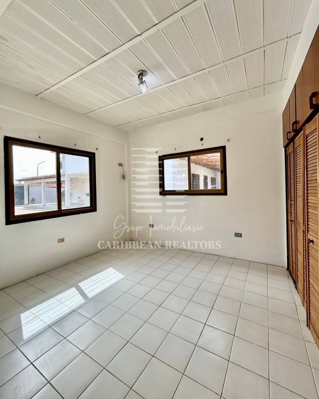 EN VENTA AMPLIA CASA EN LA URBANIZACION YAQUE ALTO COUNTRY CLUB. ATAMO SUR