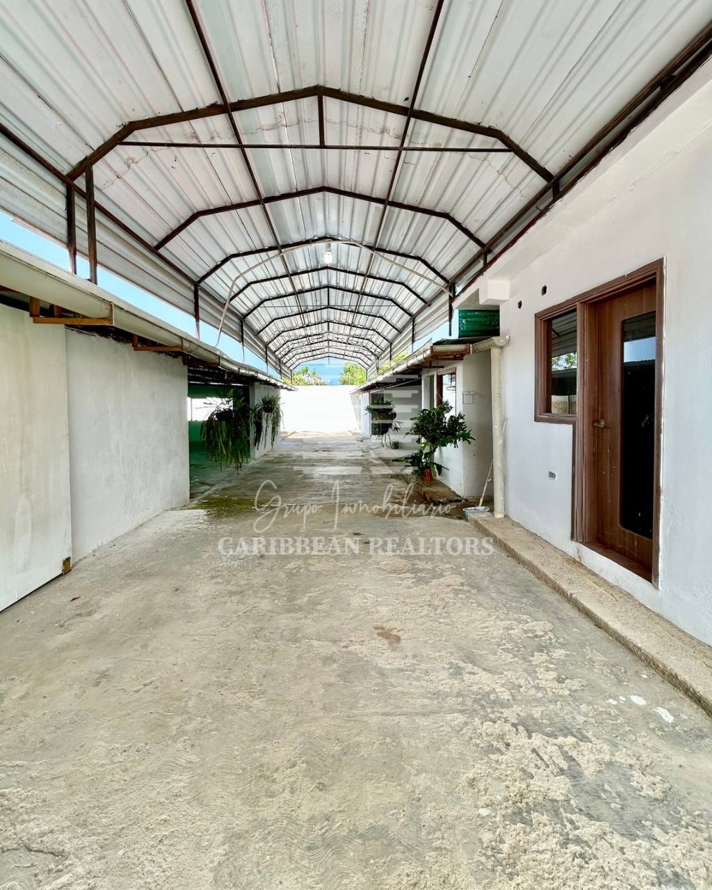 EN VENTA AMPLIA CASA EN LA URBANIZACION YAQUE ALTO COUNTRY CLUB. ATAMO SUR