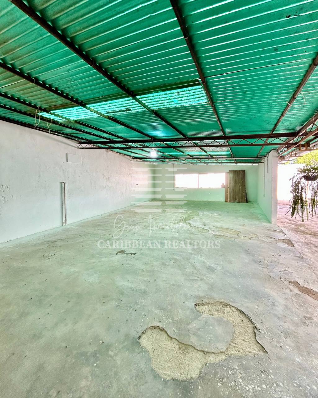 EN VENTA AMPLIA CASA EN LA URBANIZACION YAQUE ALTO COUNTRY CLUB. ATAMO SUR