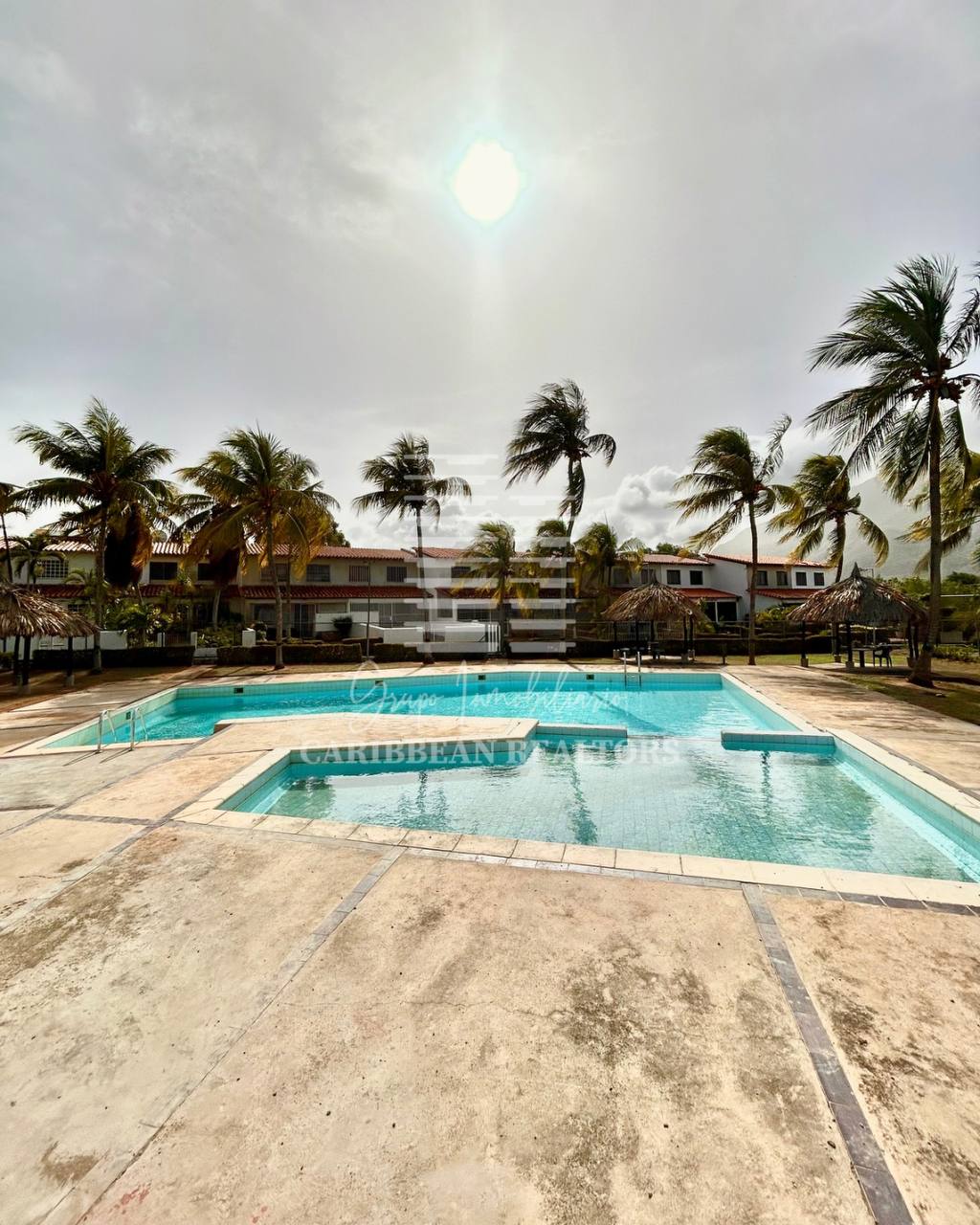 EN VENTA AMPLIA CASA EN LA URBANIZACION YAQUE ALTO COUNTRY CLUB. ATAMO SUR