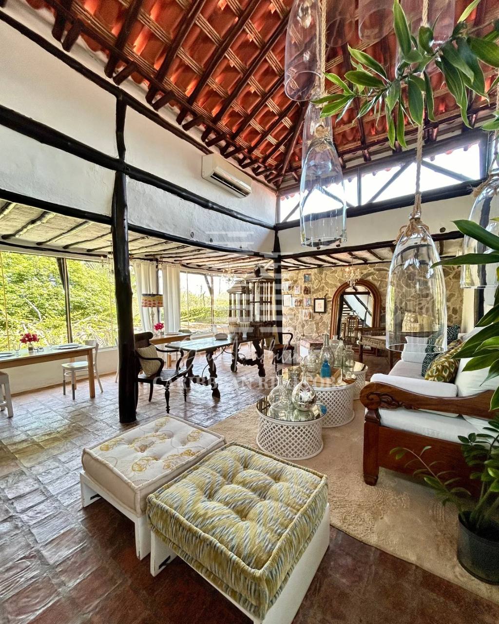 EN VENTA HERMOSA POSADA UBICADA EN GUACUCO COMPLETAMENTE EQUIPADA.