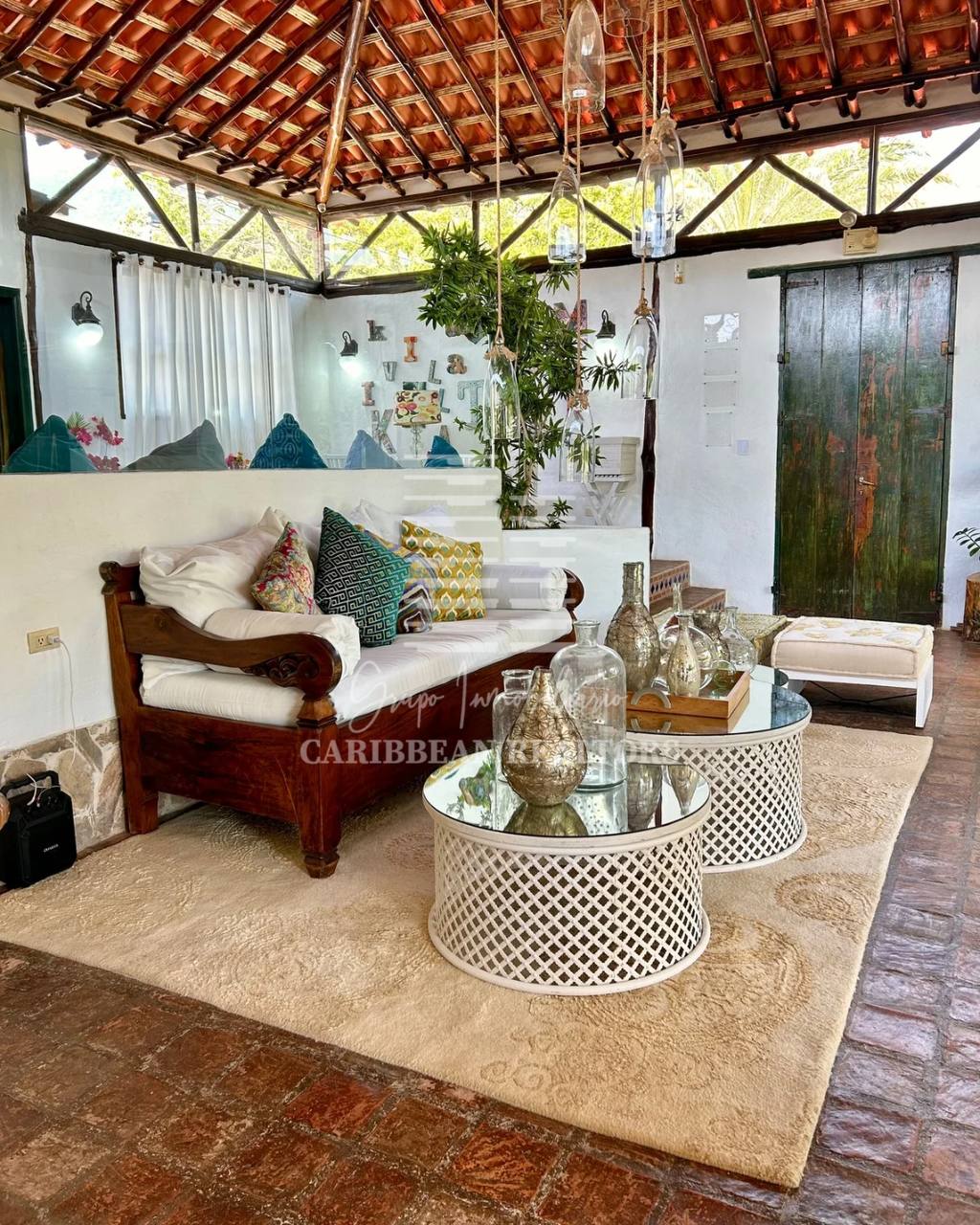 EN VENTA HERMOSA POSADA UBICADA EN GUACUCO COMPLETAMENTE EQUIPADA.