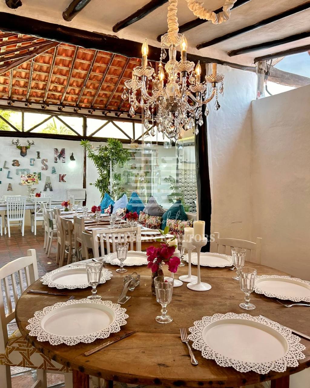 EN VENTA HERMOSA POSADA UBICADA EN GUACUCO COMPLETAMENTE EQUIPADA.