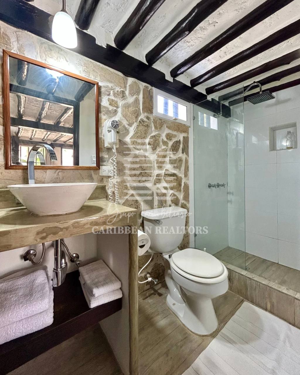 EN VENTA HERMOSA POSADA UBICADA EN GUACUCO COMPLETAMENTE EQUIPADA.