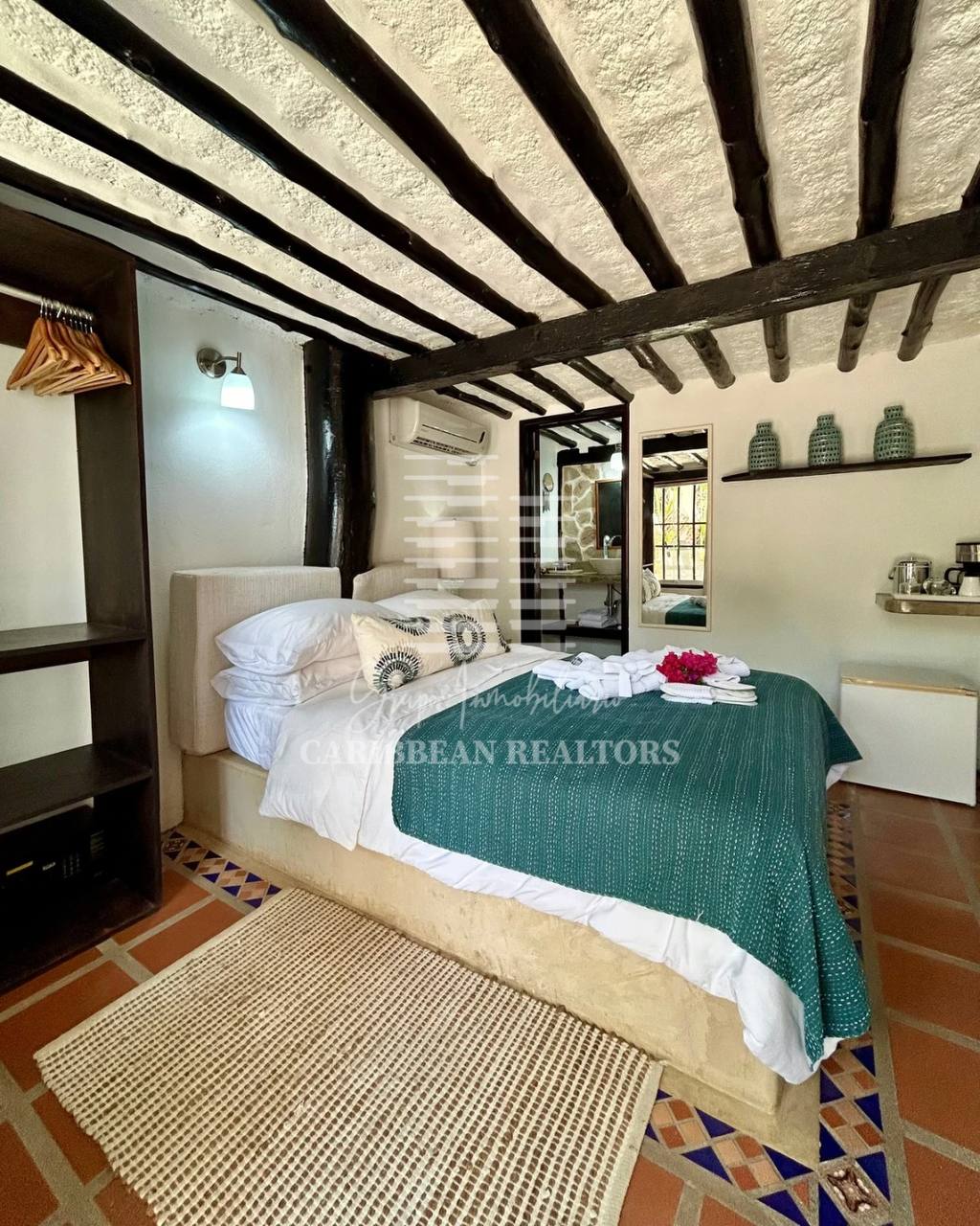 EN VENTA HERMOSA POSADA UBICADA EN GUACUCO COMPLETAMENTE EQUIPADA.