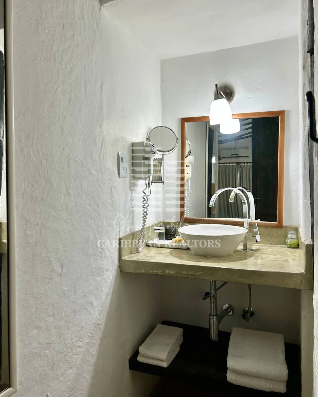 EN VENTA HERMOSA POSADA UBICADA EN GUACUCO COMPLETAMENTE EQUIPADA.