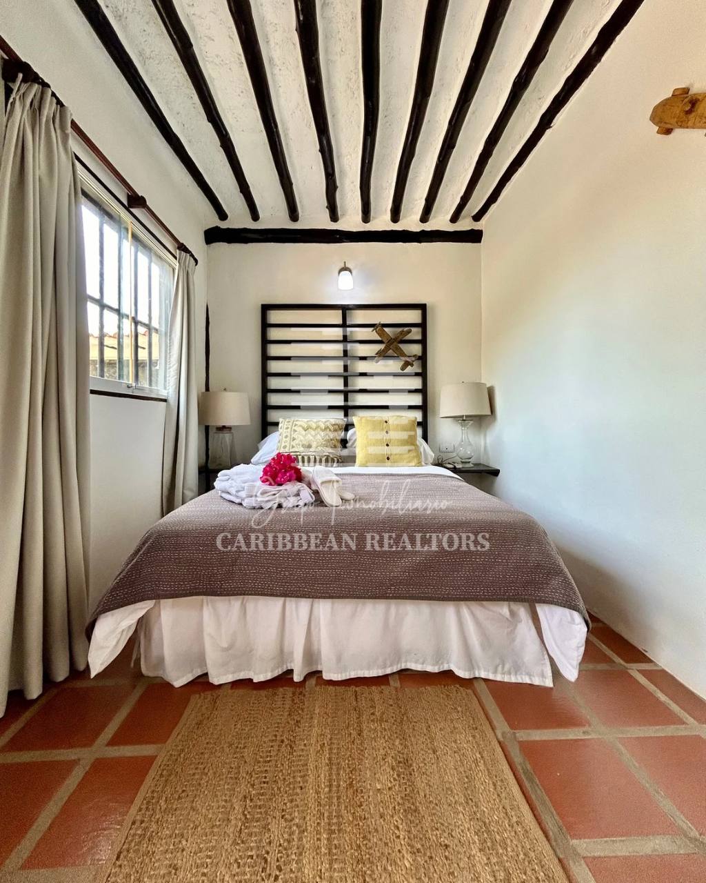 EN VENTA HERMOSA POSADA UBICADA EN GUACUCO COMPLETAMENTE EQUIPADA.