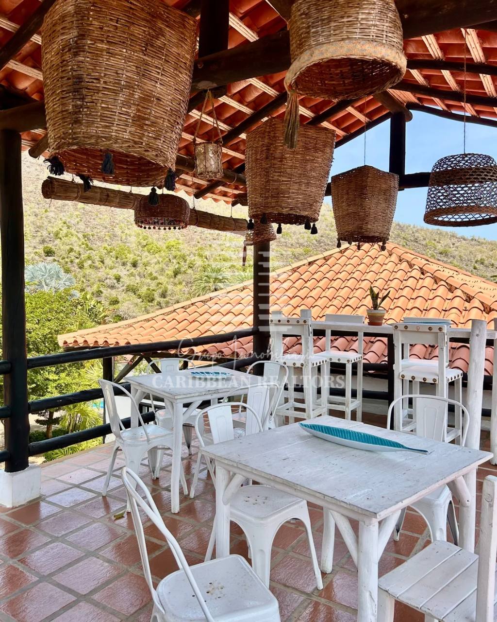 EN VENTA HERMOSA POSADA UBICADA EN GUACUCO COMPLETAMENTE EQUIPADA.