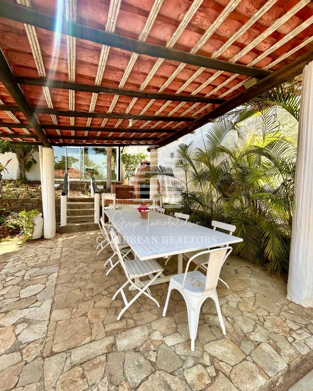 EN VENTA HERMOSA POSADA UBICADA EN GUACUCO COMPLETAMENTE EQUIPADA.