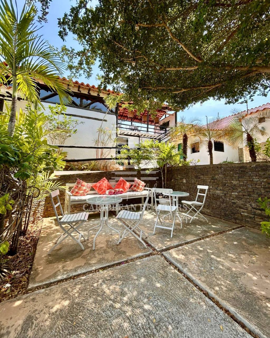 EN VENTA HERMOSA POSADA UBICADA EN GUACUCO COMPLETAMENTE EQUIPADA.