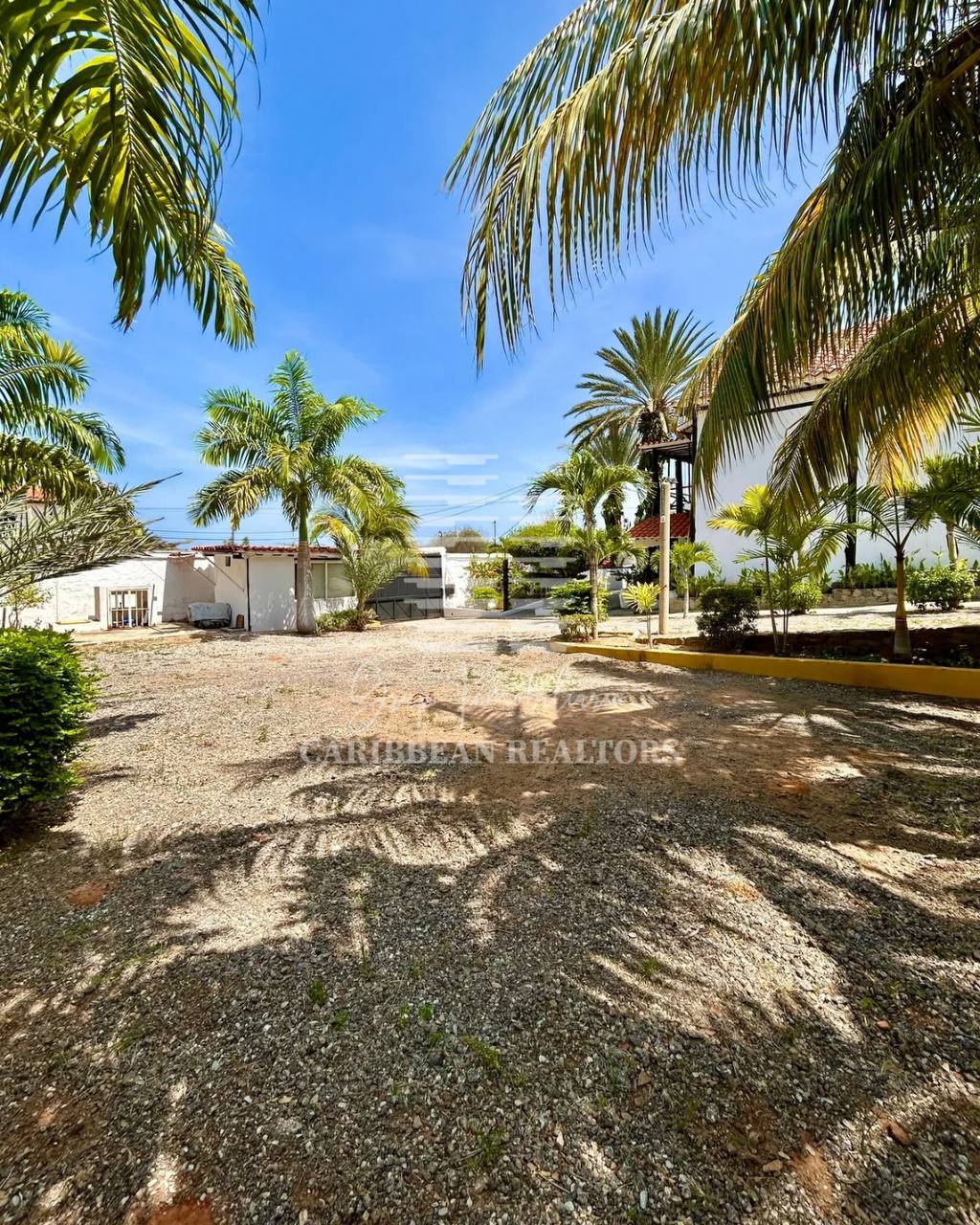 EN VENTA HERMOSA POSADA UBICADA EN GUACUCO COMPLETAMENTE EQUIPADA.