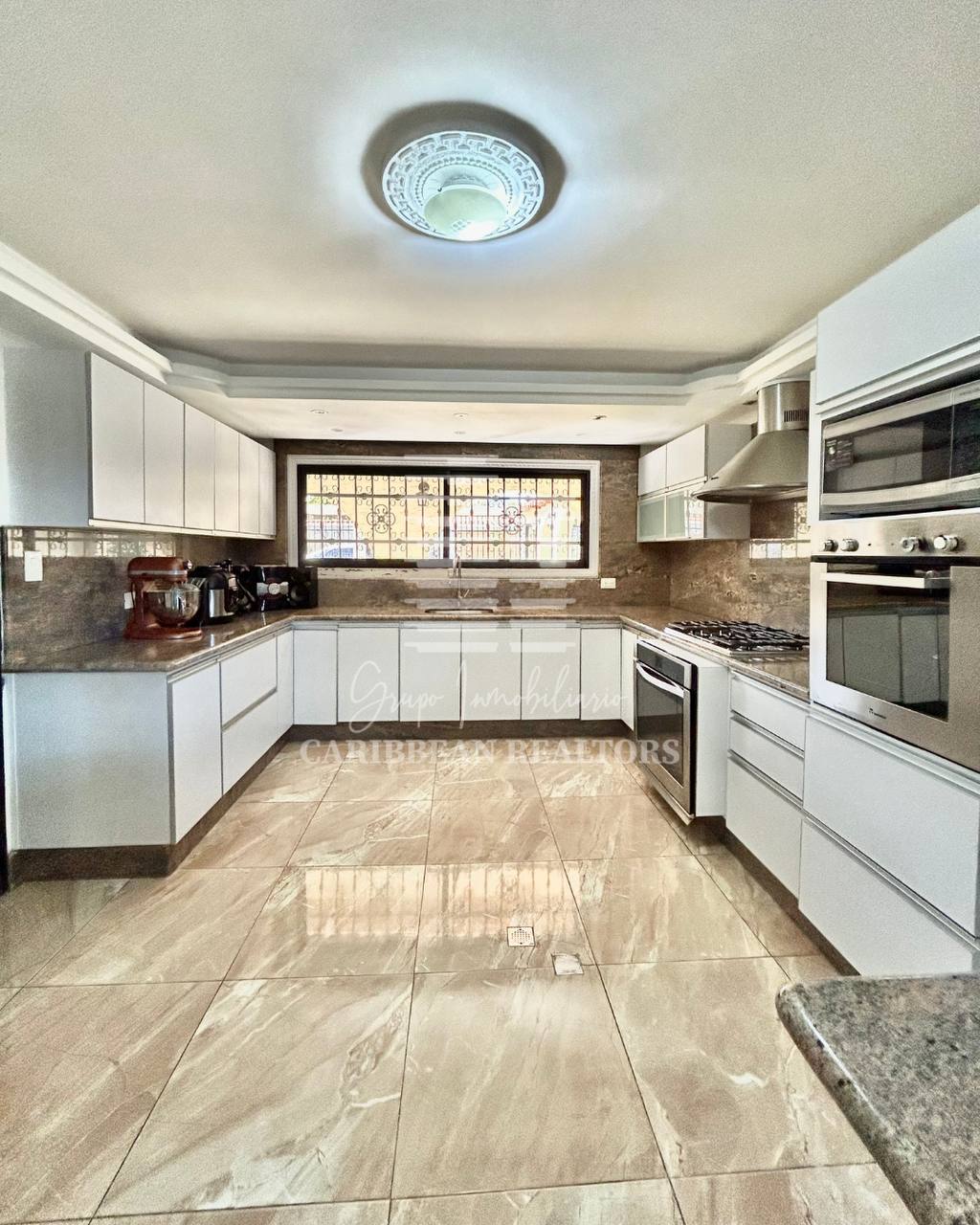 EN VENTA AMPLIA CASA EN LA URBANIZACION SABANAMAR. 