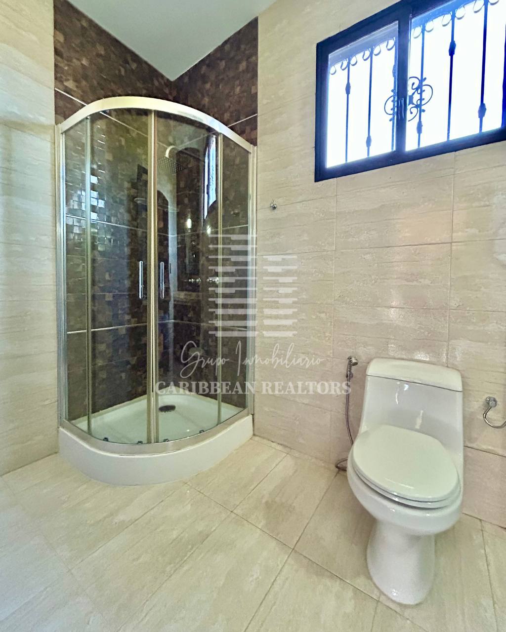 EN VENTA AMPLIA CASA EN LA URBANIZACION SABANAMAR. 