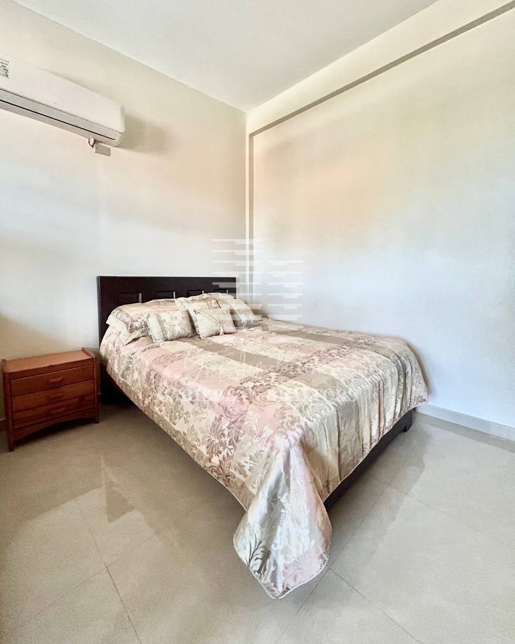 EN VENTA AMPLIA CASA EN LA URBANIZACION SABANAMAR. 