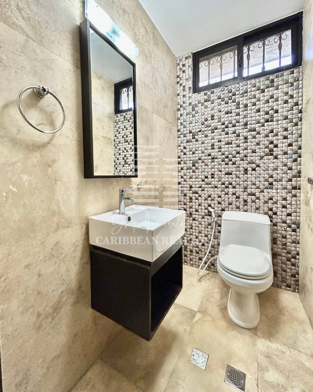 EN VENTA AMPLIA CASA EN LA URBANIZACION SABANAMAR. 