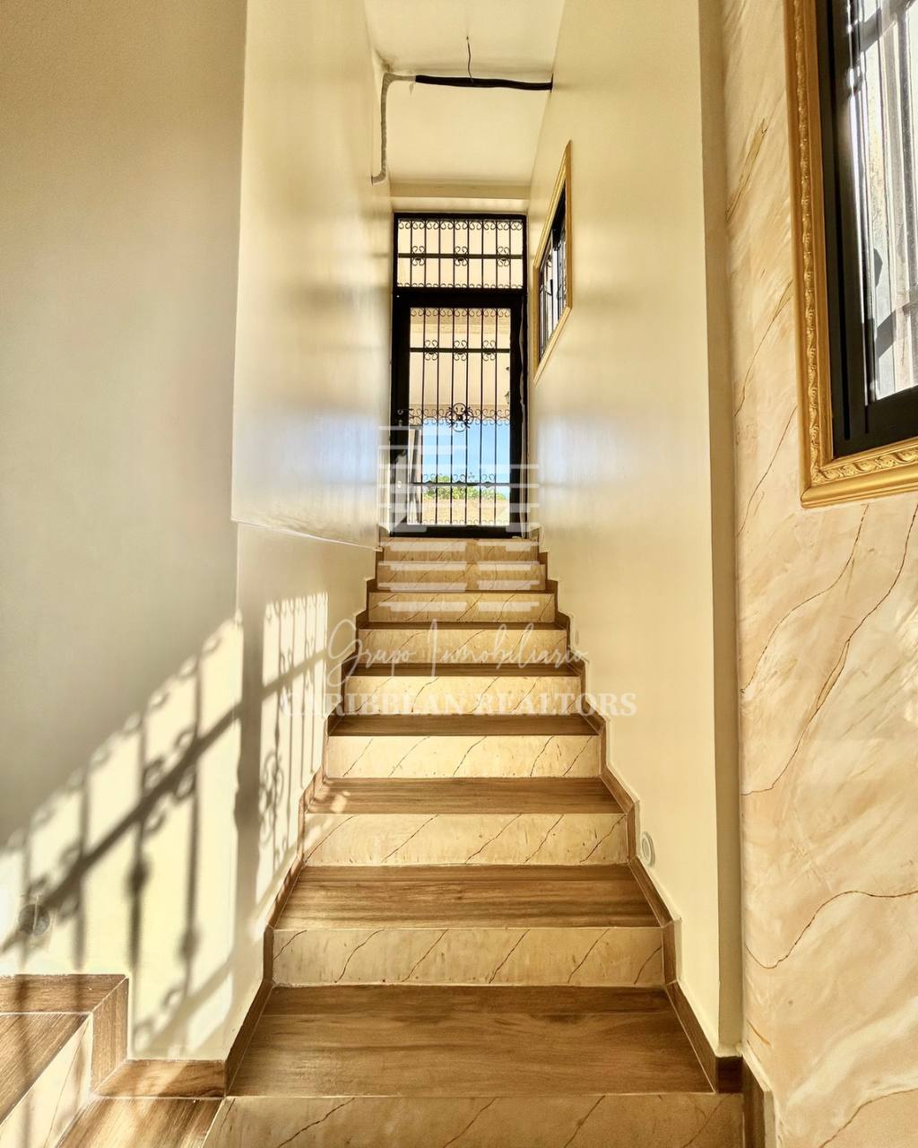 EN VENTA AMPLIA CASA EN LA URBANIZACION SABANAMAR. 