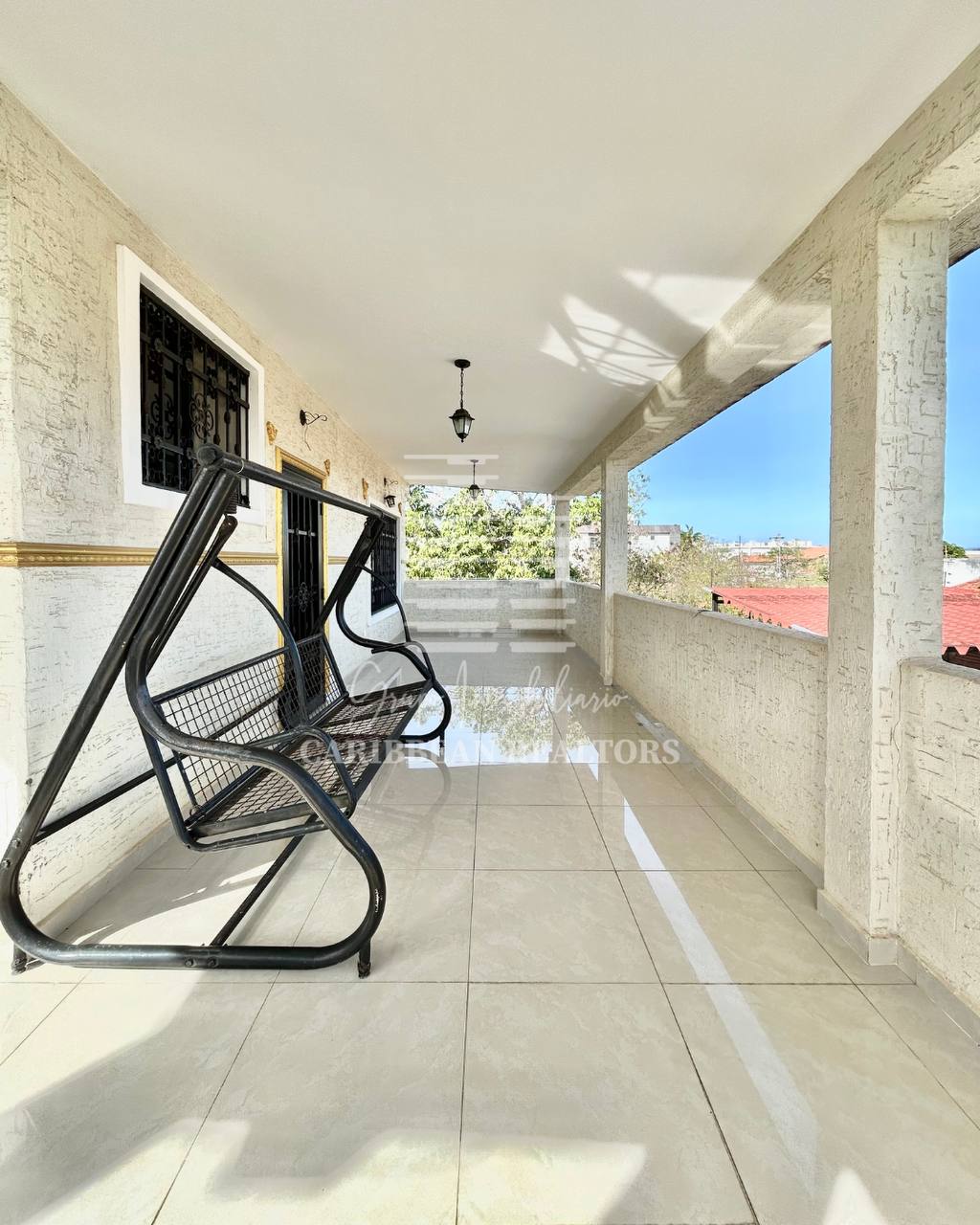 EN VENTA AMPLIA CASA EN LA URBANIZACION SABANAMAR. 