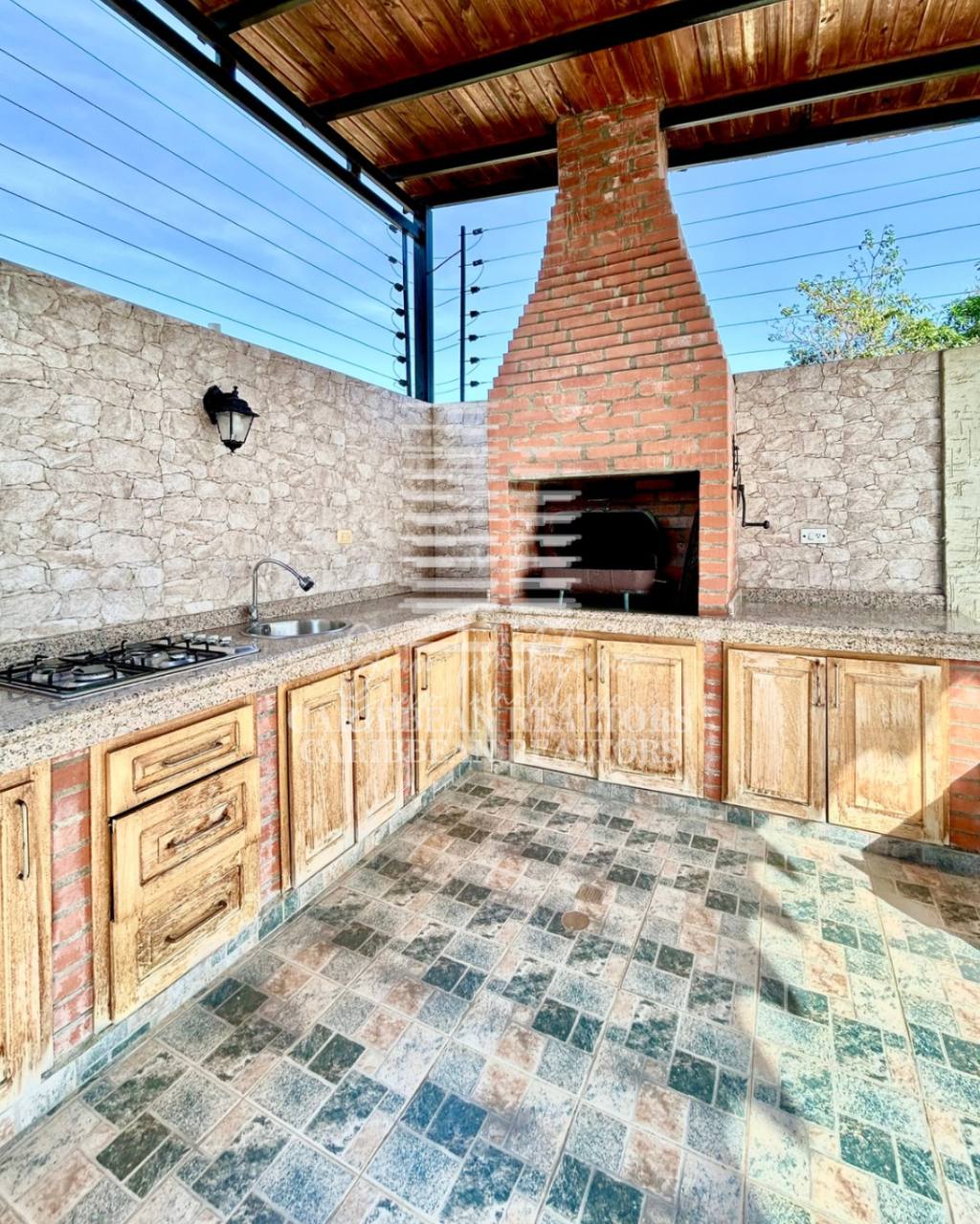 EN VENTA AMPLIA CASA EN LA URBANIZACION SABANAMAR. 